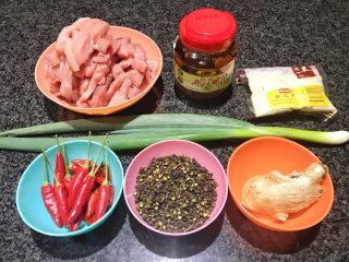 1、无肉不欢+麻辣猪肉条,准备食材：猪柳1000g（牛柳也可以哒????）+花椒+朝天椒+生姜+葱+郫县豆瓣酱+白芝麻，