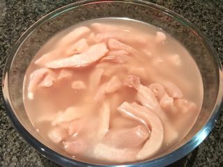 3、无肉不欢+麻辣猪肉条,把切完的猪肉放入清水中浸泡10分钟（牛肉浸泡时间需要更久些），