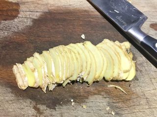 5、无肉不欢+麻辣猪肉条,生姜切成片，