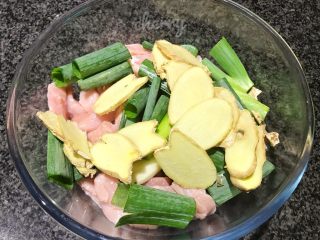 6、无肉不欢+麻辣猪肉条,浸泡过的猪肉倒去水（尽量挤干点），加入葱姜，