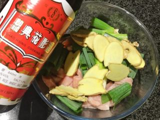 7、无肉不欢+麻辣猪肉条,倒入60ml黄酒，