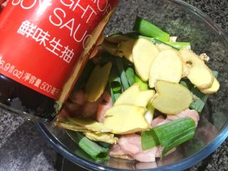 8、无肉不欢+麻辣猪肉条,倒入20ml生抽，