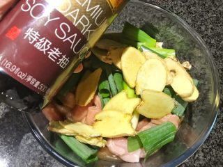 9、无肉不欢+麻辣猪肉条,倒入10ml的老抽，