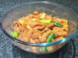 11、无肉不欢+麻辣猪肉条,全部搅拌均匀，拉上保鲜膜送人冰箱冷藏30分钟，或者过夜更入味，