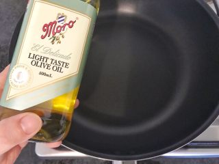 15、无肉不欢+麻辣猪肉条,开大火，加1汤勺橄榄油进来，