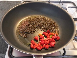 16、无肉不欢+麻辣猪肉条,油温5成热时，把花椒和朝天椒加进来，煸炒出香味，