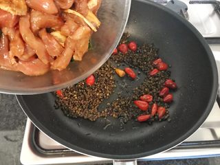 17、无肉不欢+麻辣猪肉条,再把腌制好的猪肉加进来，