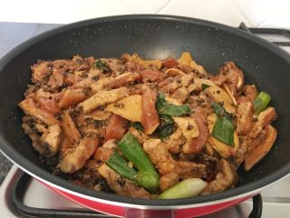 18、无肉不欢+麻辣猪肉条,调小火慢慢煸炒，