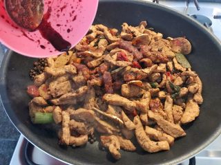 20、无肉不欢+麻辣猪肉条,完全收干后，再把刚才调制好的调味汁加进来，继续煸炒，