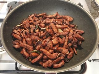 21、无肉不欢+麻辣猪肉条,待酱汁收干，即可关火，撒上白芝麻完工！