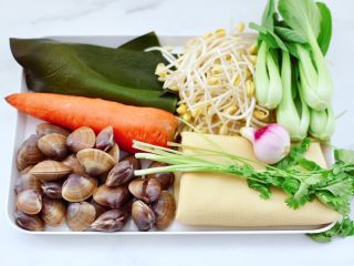 1、海鲜蔬菜冷串串,首先备齐所有的食材，海带提前浸泡至发软，黄豆芽摘洗干净。