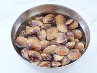 2、海鲜蔬菜冷串串,飞蛤先用清水冲洗干净后，加入少许盐和料酒浸泡半个小时吐干净沙。