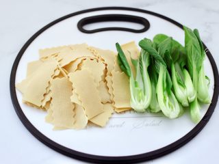 3、海鲜蔬菜冷串串,豆皮切宽条，小洋葱洗净对半切开。