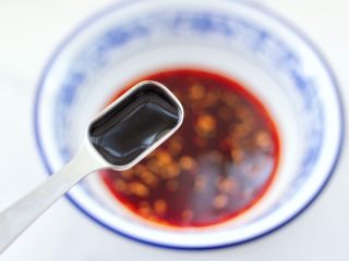 6、海鲜蔬菜冷串串,加入生抽和适量的盐调味调色。