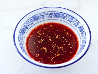 7、海鲜蔬菜冷串串,再倒入适量的冰镇凉开水，混合搅拌均匀，汤汁就做好了。