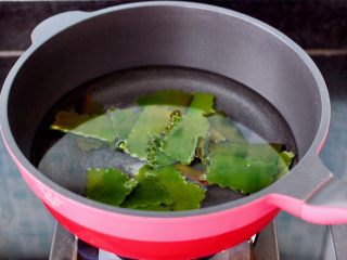 8、海鲜蔬菜冷串串,马克西姆微压锅倒入适量的清水，加入适量的盐，先把海带放入。