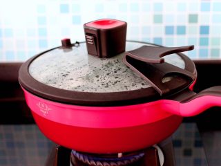 9、海鲜蔬菜冷串串,盖上锅盖大火烧开后转中火烧5分钟。