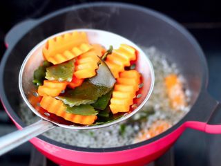 11、海鲜蔬菜冷串串,胡萝卜变软的时候，和海带一起捞出过凉开水。