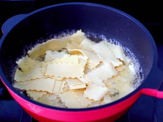 12、海鲜蔬菜冷串串,把豆片也进行焯水，变软捞出过凉开水。