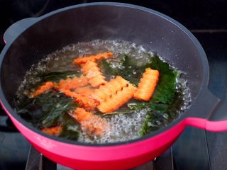 10、海鲜蔬菜冷串串,再放入胡萝卜片继续煮至。