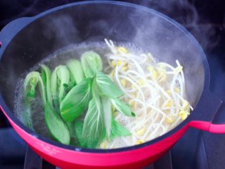 14、海鲜蔬菜冷串串,加入小油菜焯至变色断生捞出过凉开水。