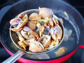 16、海鲜蔬菜冷串串,大火烧开，看见发蛤张口即可关火捞出沥干水分。