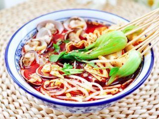 18、海鲜蔬菜冷串串,把串好的串串放入调料盆里，再放入黄豆芽和飞蛤，撒上香菜段，浸泡20分钟就可以了享用了。