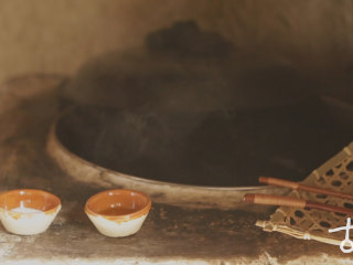 1、【苦苦菜】小满，最宜吃“苦”尝鲜（快手菜）,沸水中放入1勺油和1勺盐，倒入苦菜焯水；