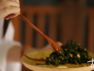 4、【苦苦菜】小满，最宜吃“苦”尝鲜（快手菜）,将苦菜放入大碗内，倒入盐、糖、芝麻油，蒜汁拌匀后静置，使其入味；