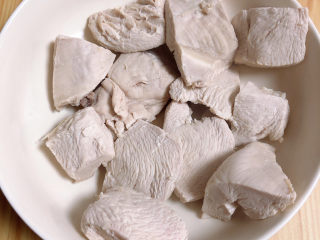 4、手撕鸡胸肉,鸡胸肉煮好捞出沥干，放凉待用。