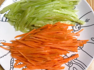 6、手撕鸡胸肉,将胡萝卜、黄瓜切丝待用。