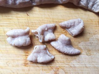 5、拍蒜豉香蒸大肠,切成三角状。