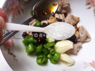 9、拍蒜豉香蒸大肠,糖和盐。