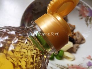 10、拍蒜豉香蒸大肠,最后加入食用油，拌匀，腌制15分钟。