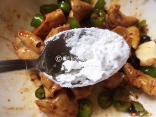 11、拍蒜豉香蒸大肠,加淀粉拌匀后，大火蒸8分钟左右至熟。