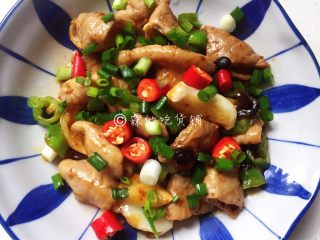 12、拍蒜豉香蒸大肠,在蒸熟的大肠上撒上葱花和小米椒。