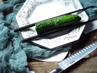 1、清脆可口的 蓑衣黄瓜,不会切黄瓜的宝宝 可以在黄瓜两边摆2根筷子辅助着切