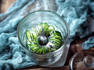 5、清脆可口的 蓑衣黄瓜,将黄瓜放入容器中 撒盐腌一会 备用