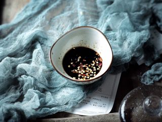 6、清脆可口的 蓑衣黄瓜,放入干辣椒碎拌匀