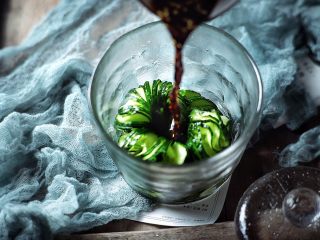 7、清脆可口的 蓑衣黄瓜,直接倒入容器中