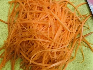 1、三丝炒河粉,胡萝卜切丝。