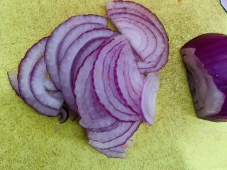 2、三丝炒河粉,洋葱切丝。