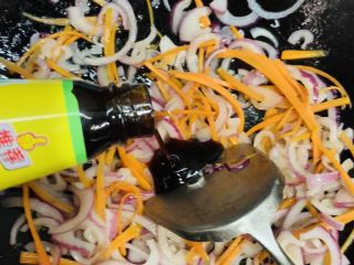 7、三丝炒河粉,炒至断生放入蚝油。