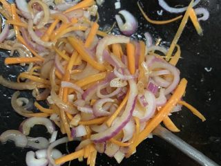 8、三丝炒河粉,翻炒均匀。