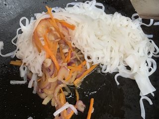 9、三丝炒河粉,放入河粉。