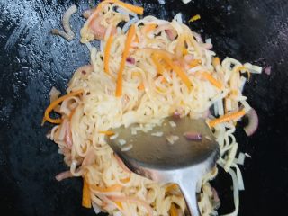 12、三丝炒河粉,翻炒均匀。