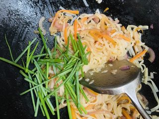 13、三丝炒河粉,加入葱段。