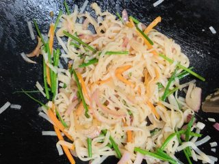 14、三丝炒河粉,翻炒均匀即可出锅。