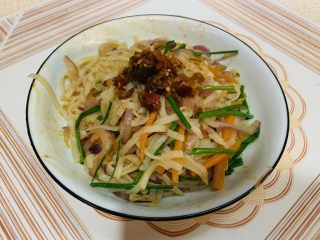 15、三丝炒河粉,装盘放入辣椒酱。