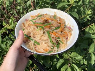 16、三丝炒河粉,搅拌均匀。